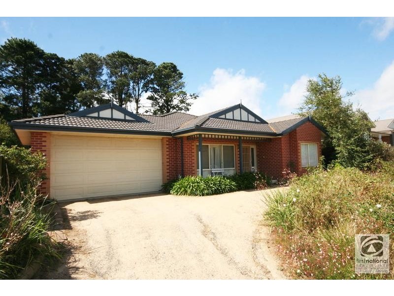 8 Lochgreen View, Cranbourne VIC 3977