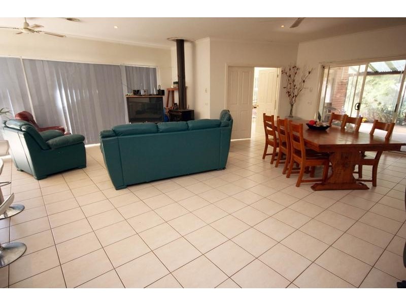 8 Lochgreen View, Cranbourne VIC 3977