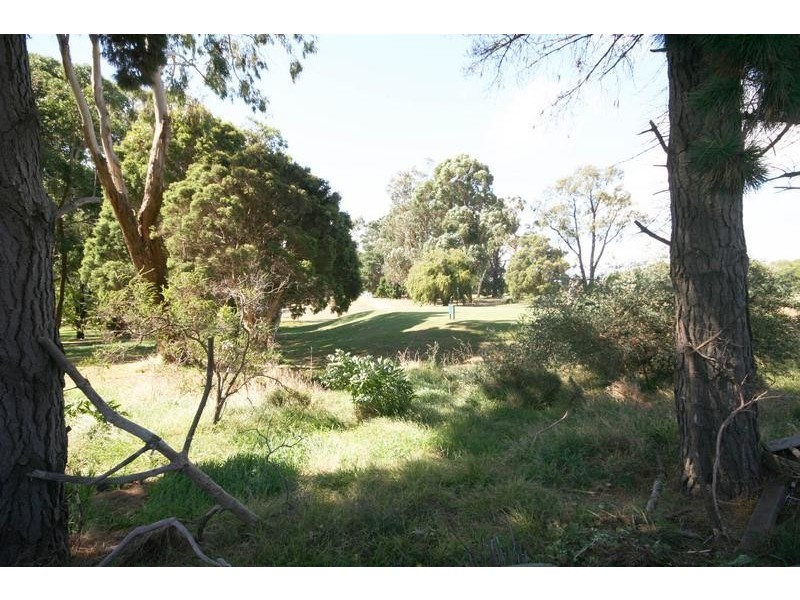 8 Lochgreen View, Cranbourne VIC 3977