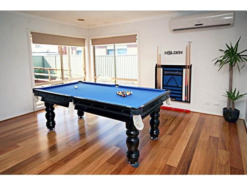 12 Horsham Drive, Cranbourne East VIC 3977