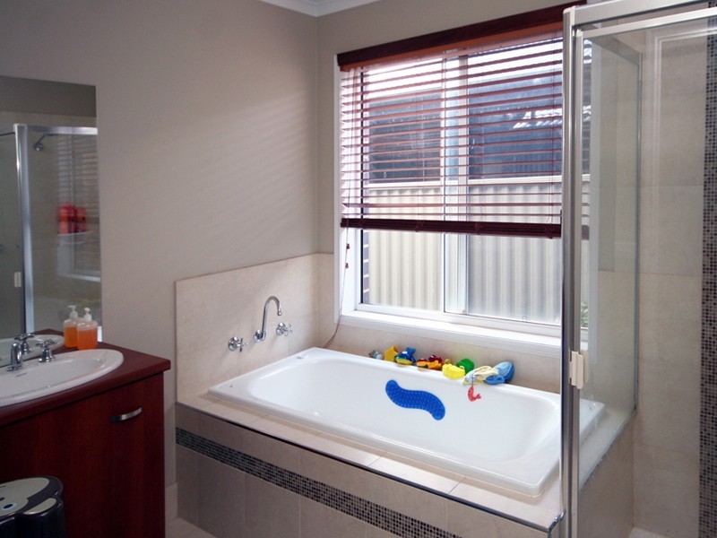21 Bradford Drive, Cranbourne East VIC 3977
