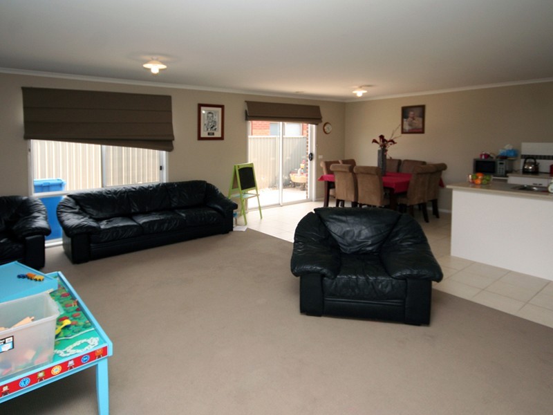 21 Bradford Drive, Cranbourne East VIC 3977