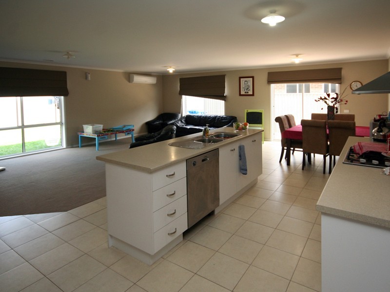 21 Bradford Drive, Cranbourne East VIC 3977