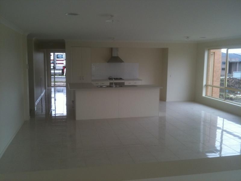 8 Rock Daisy Drive, Cranbourne VIC 3977