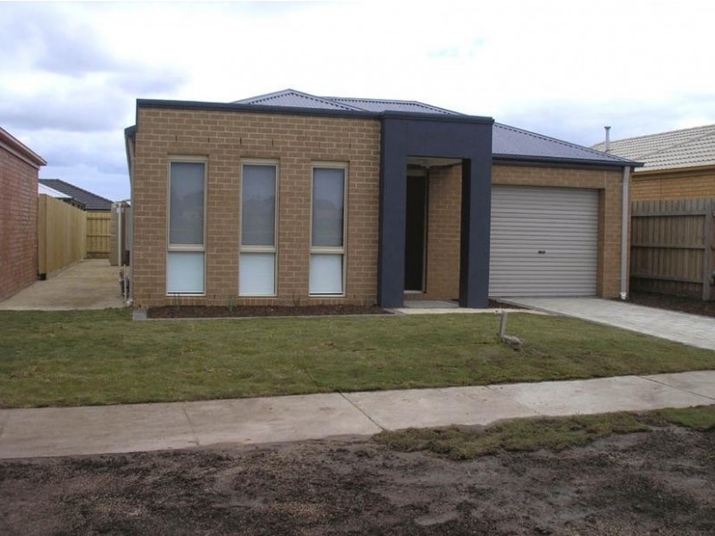 35 Calais Circuit, Cranbourne VIC 3977