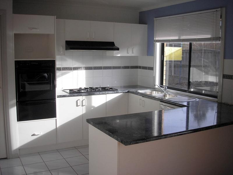 8 Essex Court, Cranbourne East VIC 3977