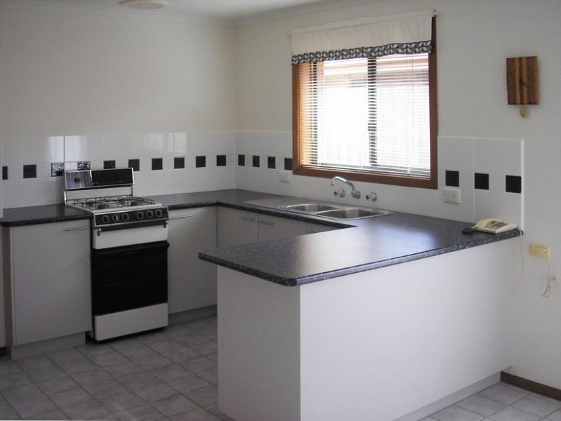 2/2 Lawson Close, Cranbourne VIC 3977