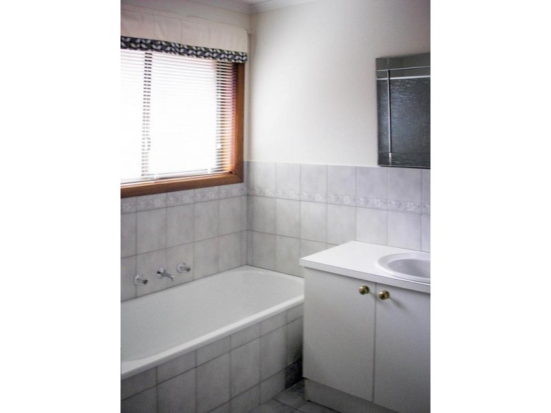 2/2 Lawson Close, Cranbourne VIC 3977