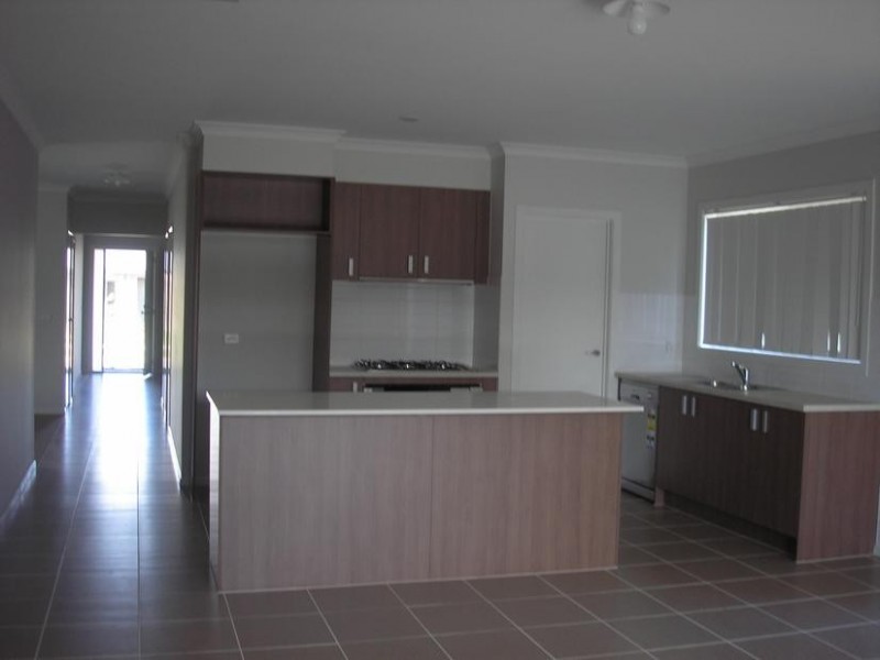 2 Tattle Grove, Cranbourne East VIC 3977