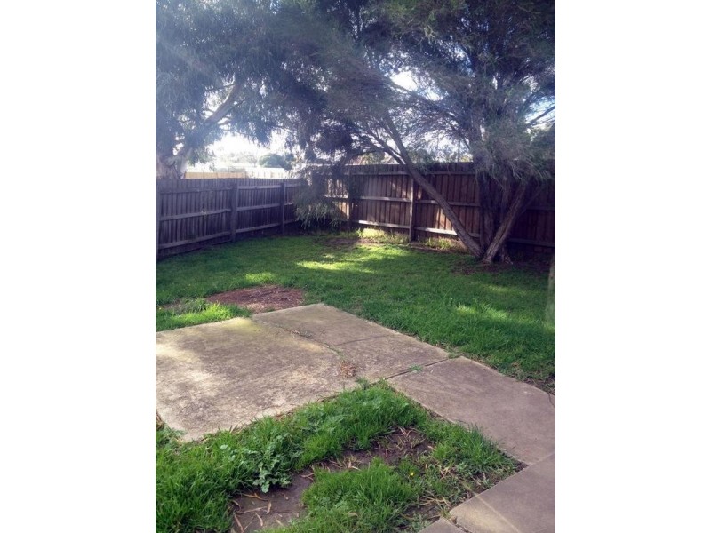 2/11 Hazlitt Court, Cranbourne VIC 3977