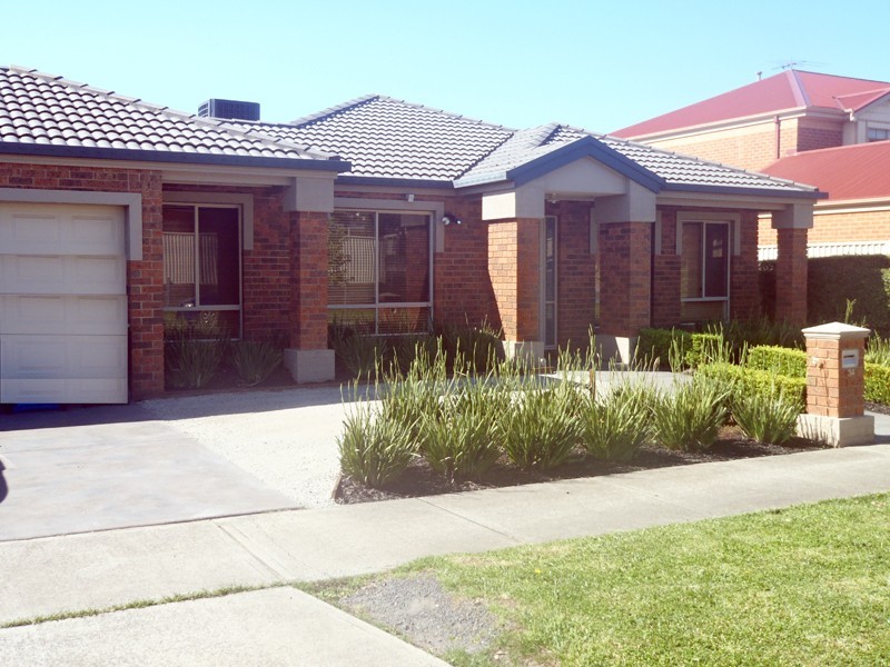 34 Stone Hill Circuit, Cranbourne East VIC 3977