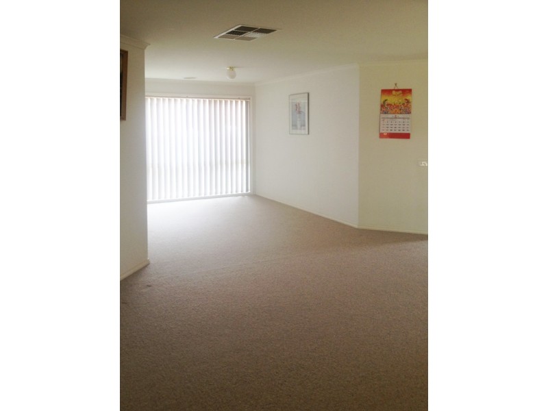 216 Evans Road, Cranbourne West VIC 3977