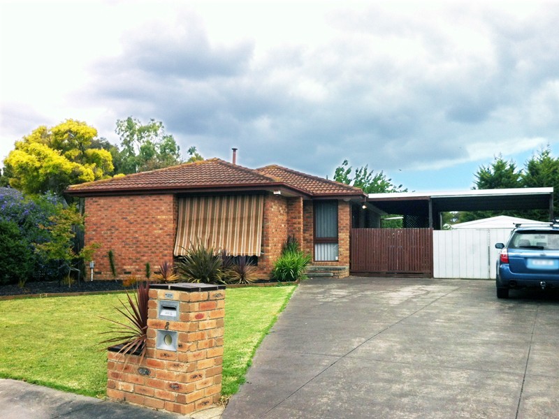 8 Eyre Court, Cranbourne North VIC 3977