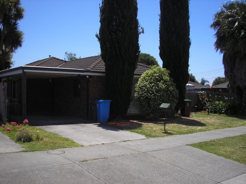 39 Navarre Drive, Cranbourne West VIC 3977