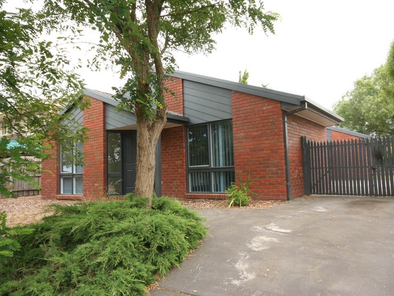 38 Maltravers Crescent, Cranbourne North VIC 3977