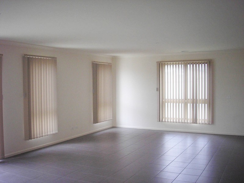 25 Gatehouse Parade, Cranbourne East VIC 3977