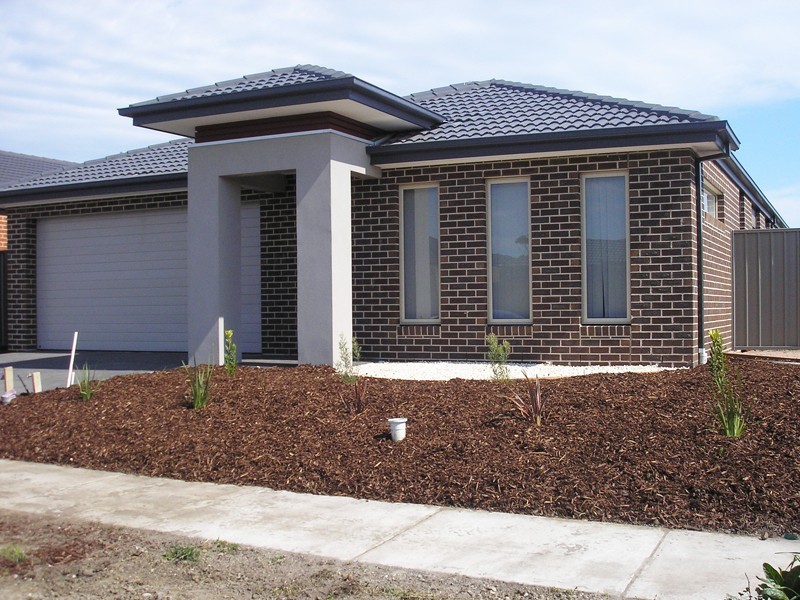 2 Tattle Grove, Cranbourne East VIC 3977