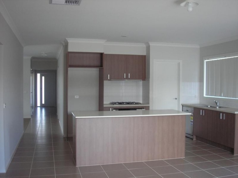 2 Tattle Grove, Cranbourne East VIC 3977