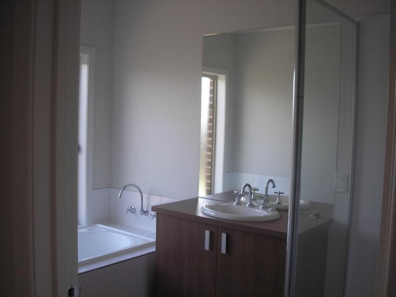 2 Tattle Grove, Cranbourne East VIC 3977