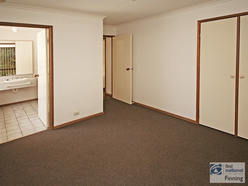 8 Kara Walk, Cranbourne VIC 3977