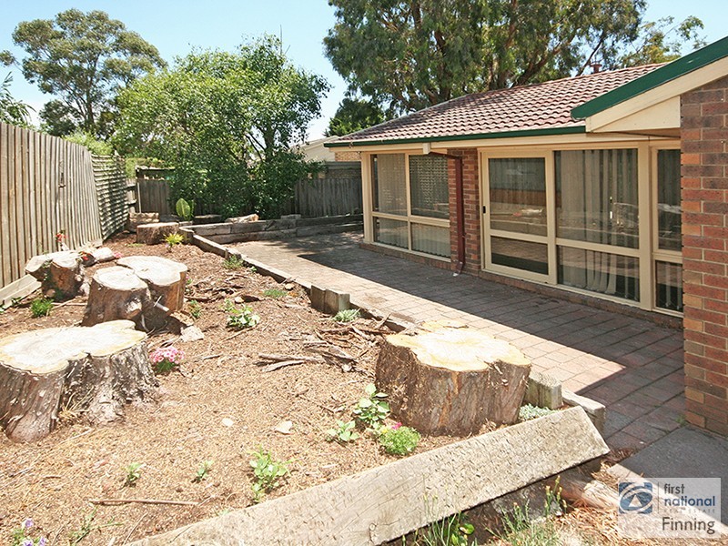 8 Kara Walk, Cranbourne VIC 3977