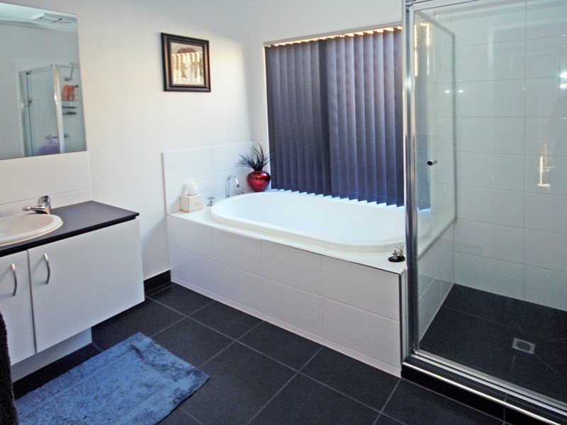 11 Tawleed Grove, Clyde North VIC 3978