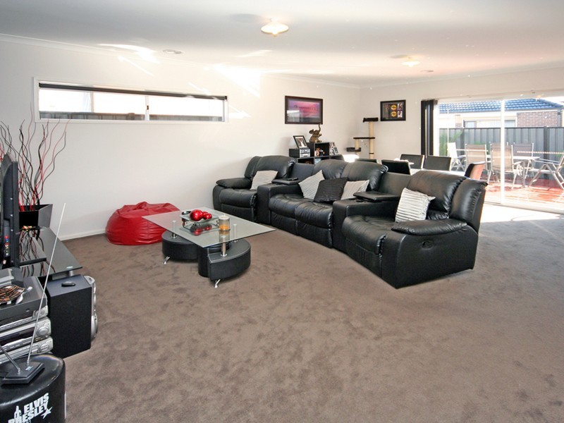 11 Tawleed Grove, Clyde North VIC 3978