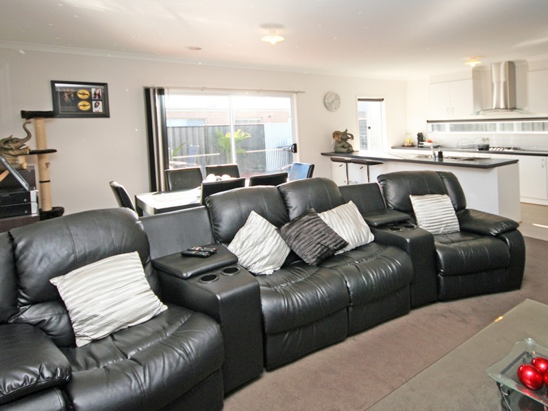 11 Tawleed Grove, Clyde North VIC 3978