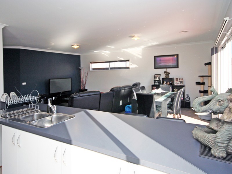 11 Tawleed Grove, Clyde North VIC 3978