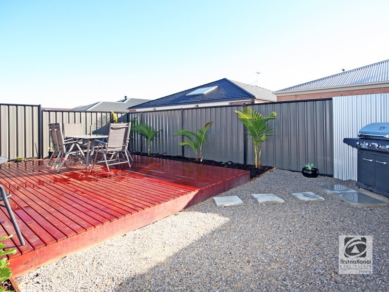 11 Tawleed Grove, Clyde North VIC 3978