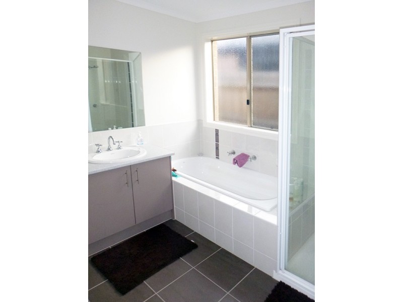 69 Calais Circuit, Cranbourne West VIC 3977
