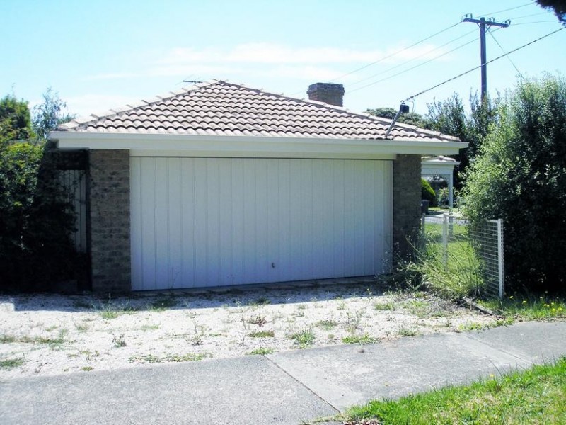 7 McLaren Avenue, Cranbourne VIC 3977