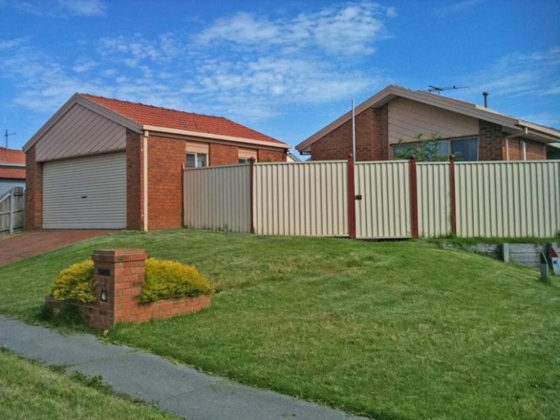 12 Hamilton Drive, Cranbourne North VIC 3977