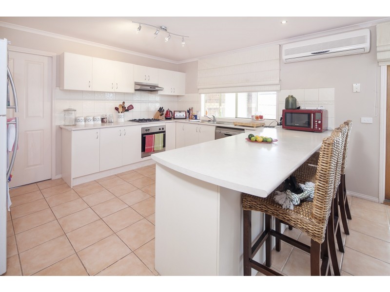 11 Saunton Drive, Cranbourne VIC 3977