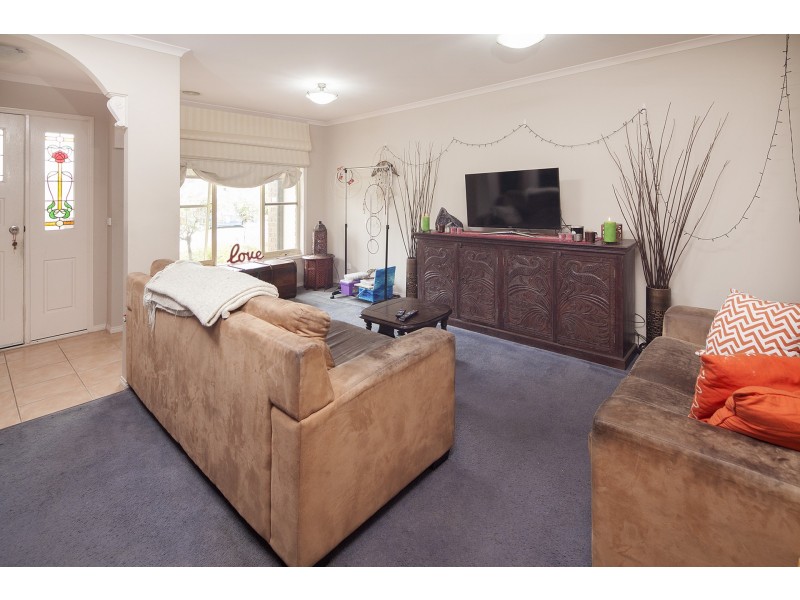 11 Saunton Drive, Cranbourne VIC 3977