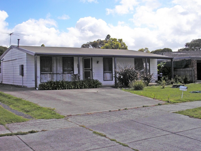 25 Thompsons Road, Cranbourne North VIC 3977