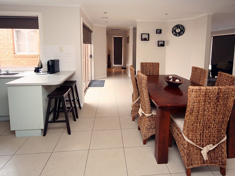 6 Maureen Close, Cranbourne West VIC 3977