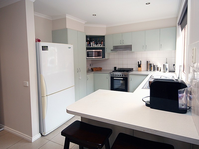 6 Maureen Close, Cranbourne West VIC 3977