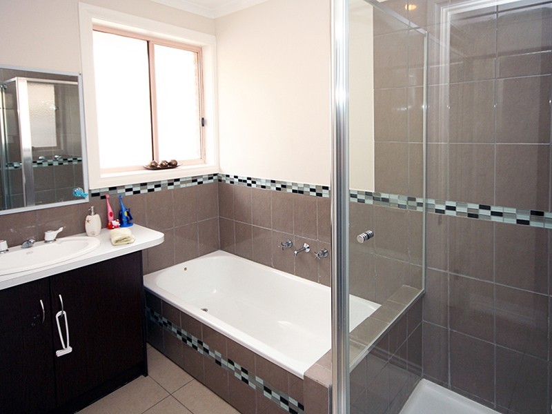 6 Maureen Close, Cranbourne West VIC 3977