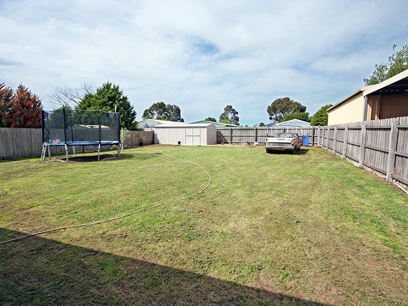 6 Maureen Close, Cranbourne West VIC 3977