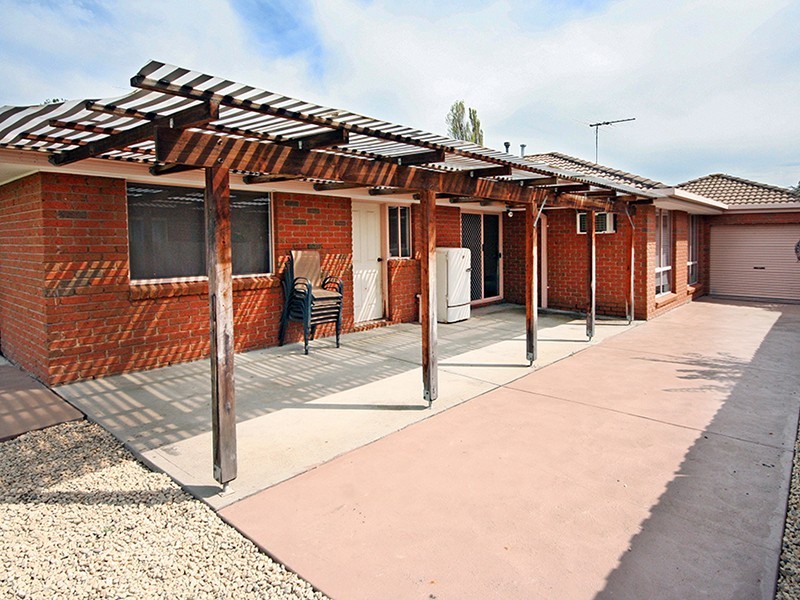 6 Maureen Close, Cranbourne West VIC 3977