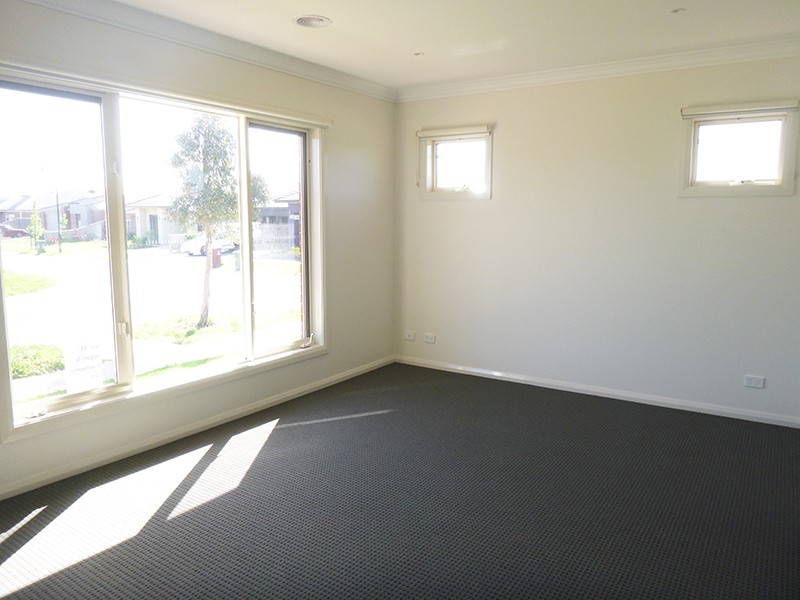 11 Hogan Street, Cranbourne East VIC 3977