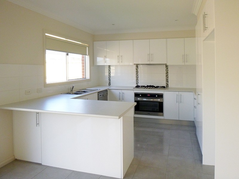 11 Hogan Street, Cranbourne East VIC 3977