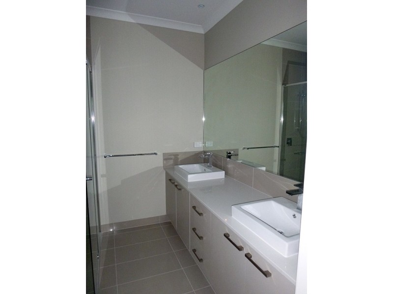 5 McEwan Drive, Cranbourne East VIC 3977