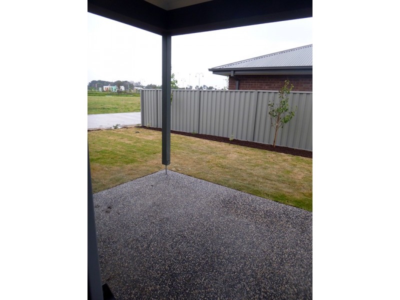 5 McEwan Drive, Cranbourne East VIC 3977