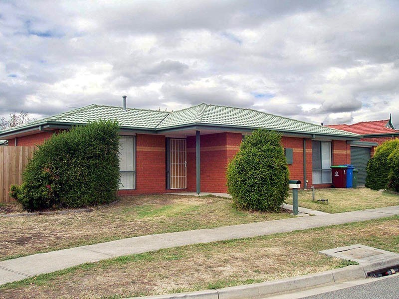 12 Linda Drive, Cranbourne West VIC 3977