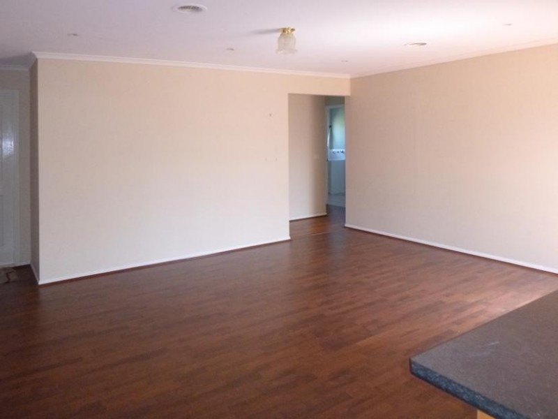 8 Armoy Close, Cranbourne East VIC 3977