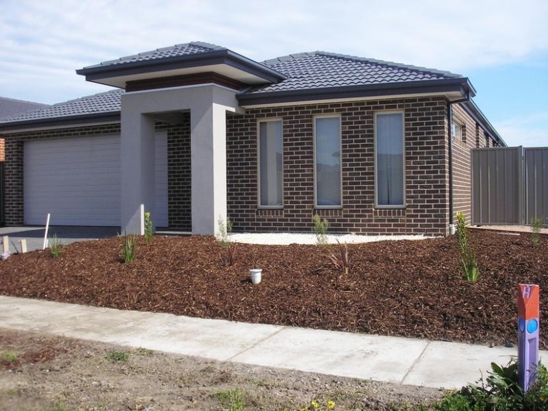 2 Tattle Gve, Cranbourne East VIC 3977