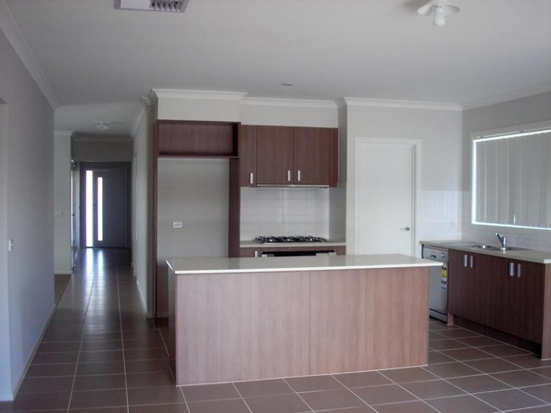 2 Tattle Gve, Cranbourne East VIC 3977