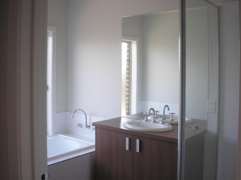 2 Tattle Gve, Cranbourne East VIC 3977